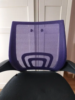 Silla de oficina ergonómica negra y morada
