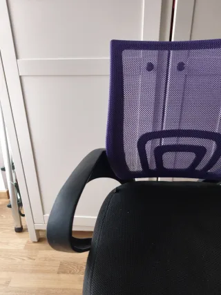 Silla de oficina ergonómica negra y morada