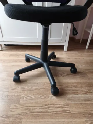 Silla de oficina ergonómica negra y morada