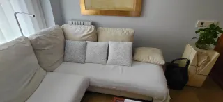 Sofá beige con mesa de centro de madera. Urge vent