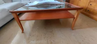 Sofá beige con mesa de centro de madera. Urge vent