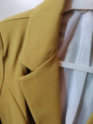 Chaqueta ligera verde oliva y amarilla