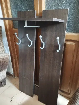 Perchero de madera oscuro