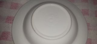 Platos blancos y con ribete azul.