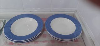 Platos blancos y con ribete azul.