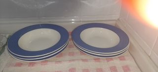 Platos blancos y con ribete azul.