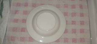 Platos blancos y con ribete azul.