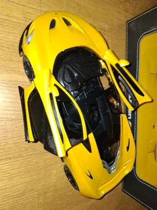 Coche teledirigido amarillo Rastar McLaren