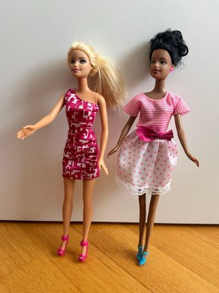 Macchina sportiva rosa + 2 Barbie