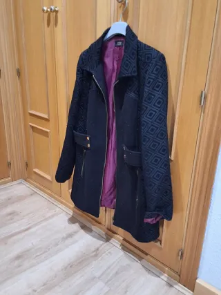Abrigo negro con forro morado