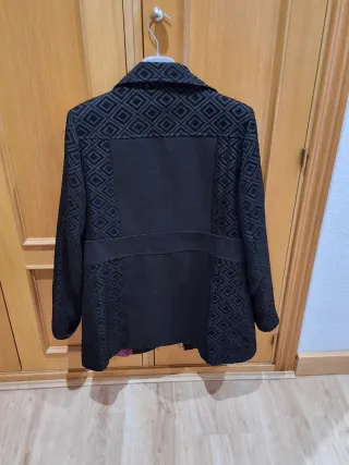 Abrigo negro con forro morado