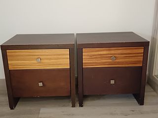 Mesita de noche de madera y metal