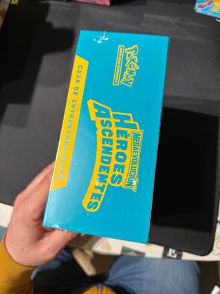 Caja ETB Pokémon Héroes Ascendentes