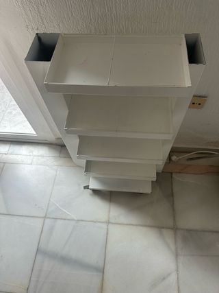 Estantería metálica blanca con ruedas y freno