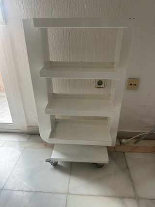 Estantería metálica blanca con ruedas y freno