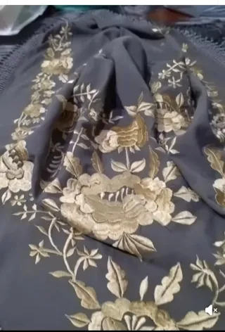 Mantón Flamenca Bordado Gris Topo Dorado
