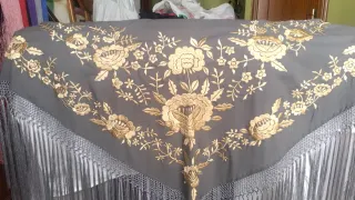 Mantón Flamenca Bordado Gris Topo Dorado