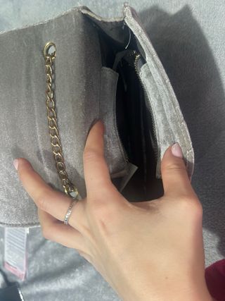 Bolso de terciopelo gris con cadena dorada
