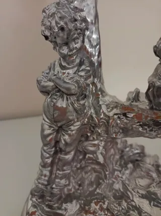 Figura de metal niños en árbol