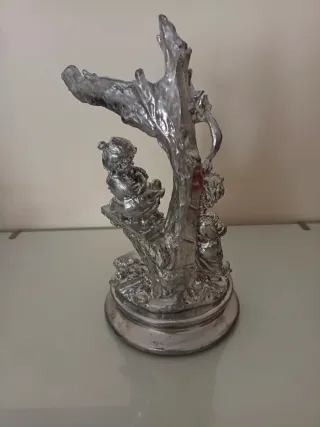 Figura de metal niños en árbol