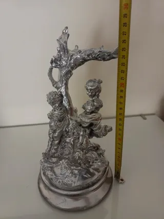 Figura de metal niños en árbol