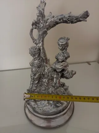Figura de metal niños en árbol