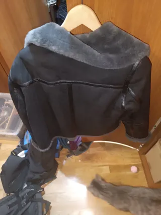 Cazadora Zara Negra y Gris Forrada