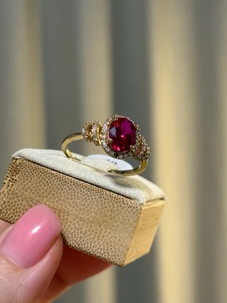 Anillo con piedra roja y circonitas