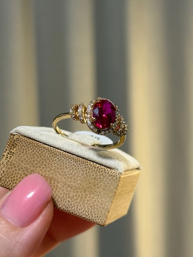 Anillo con piedra roja y circonitas
