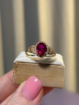 Anillo con piedra roja y circonitas