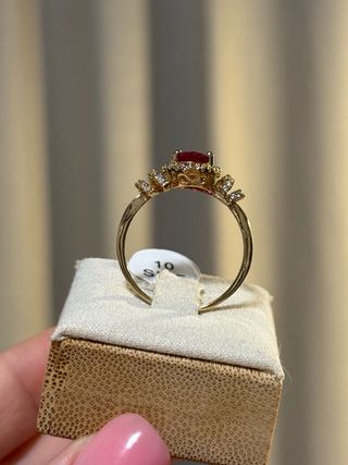 Anillo con piedra roja y circonitas