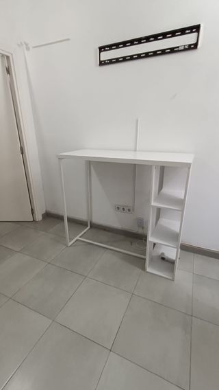 Mesa de escritorio blanca con estanterías