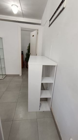 Mesa de escritorio blanca con estanterías