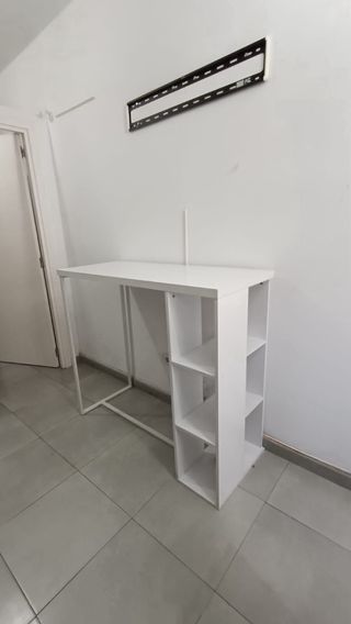 Mesa de escritorio blanca con estanterías