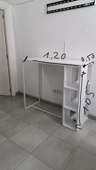 Mesa de escritorio blanca con estanterías