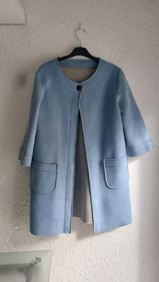 Gabardina azul 3/4 manga.