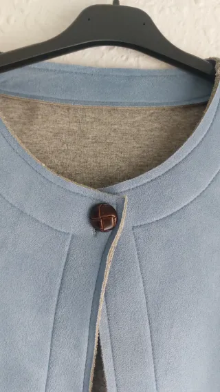 Gabardina azul 3/4 manga.