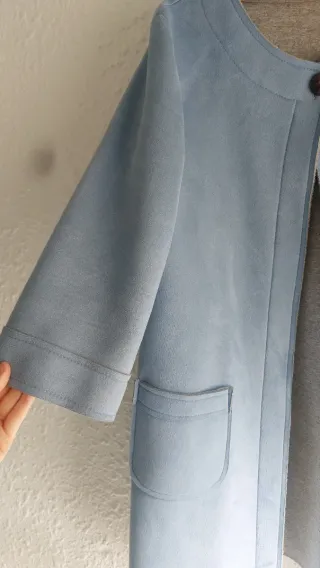 Gabardina azul 3/4 manga.