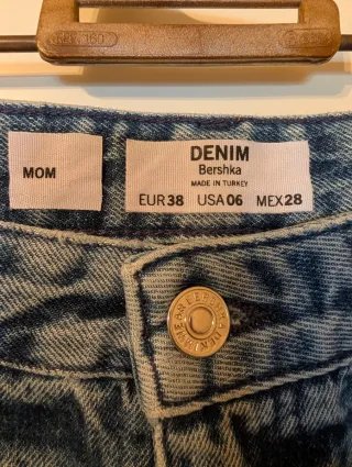 Pantalón vaquero desgarrado