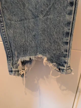 Pantalón vaquero desgarrado