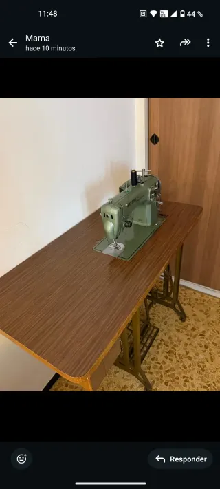 Máquina de coser Refrey con mueble y pedal