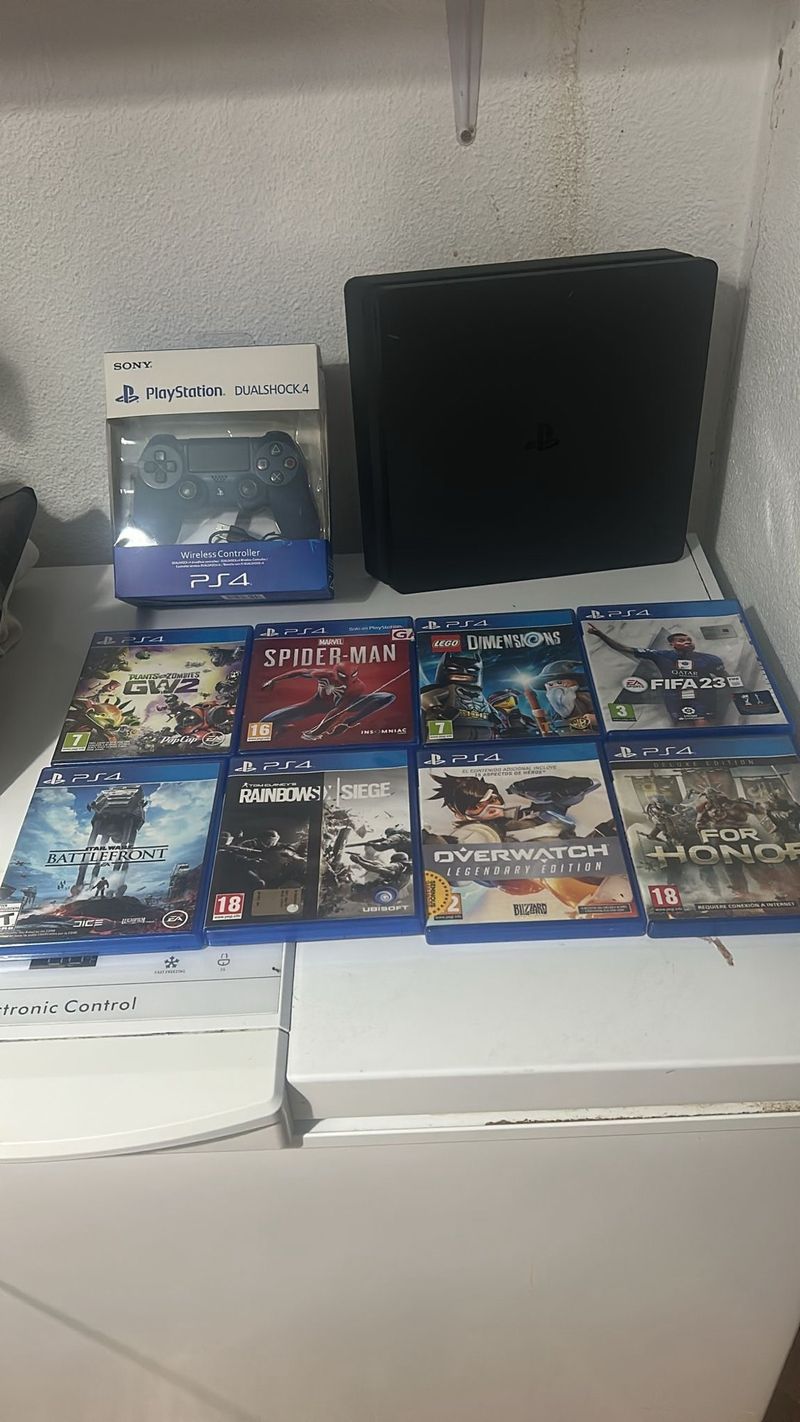 Consola PS4 Negra + Mando DualShock 4 + 7 Juegos