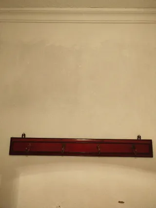 Perchero antiguo de madera color rojo