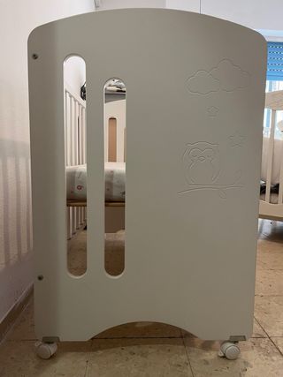 Fantástica Cuna de Madera con Búhos de la Suerte