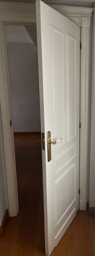 7 Puertas de madera lacadas en blanco de interior