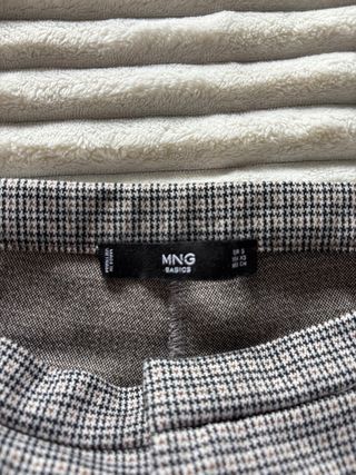 Pantalón pitillo gris a cuadros