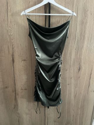 Vestido verde con fruncido ajustable