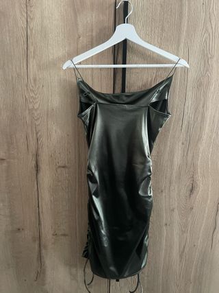 Vestido verde con fruncido ajustable