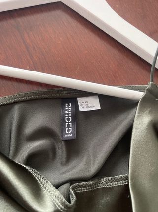 Vestido verde con fruncido ajustable