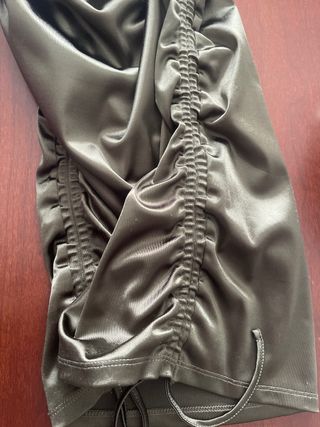 Vestido verde con fruncido ajustable